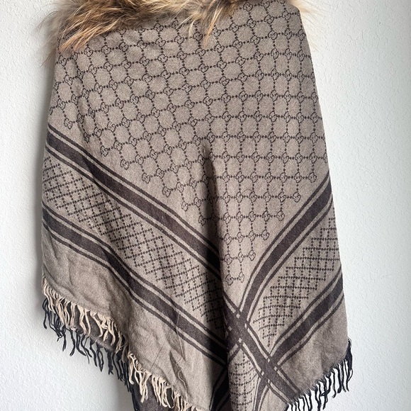 GUCCI SCARF X LARGE SIZE WITH FOX FUR AROUND - Picture 4 of 12